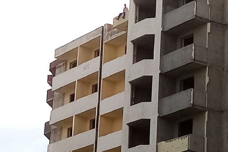 В Анапе полицейские спасли мужчину от прыжка с многоэтажки
