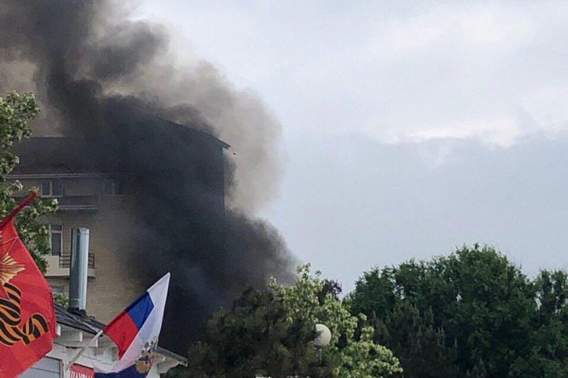 В Анапе тушат крупный пожар в кафе