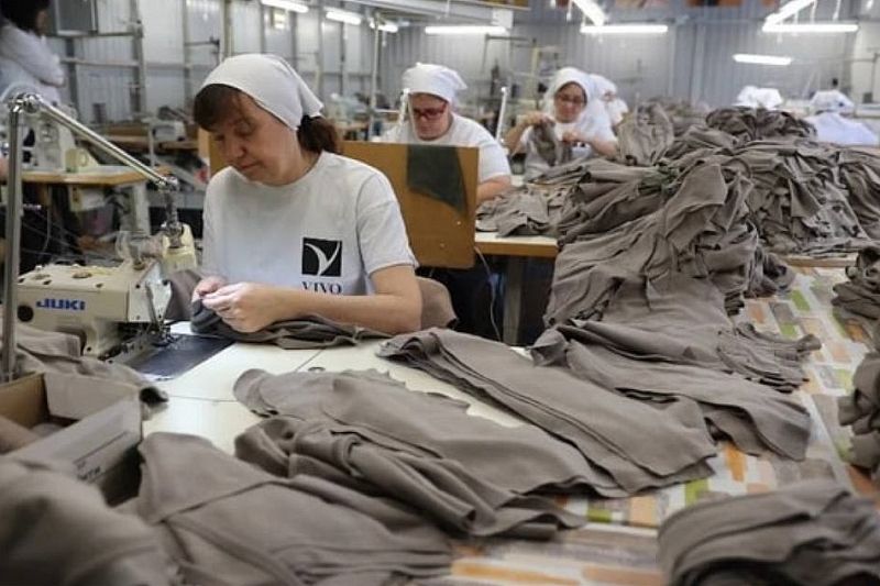 В Краснодаре фабрика по производству женской одежды начала выпускать балаклавы для участников спецоперации
