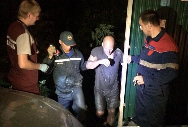 В Новороссийске спасатели достали застрявшего в болоте мужчину