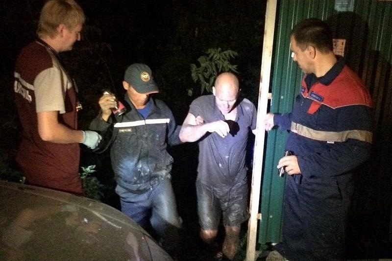 В Новороссийске спасатели достали застрявшего в болоте мужчину