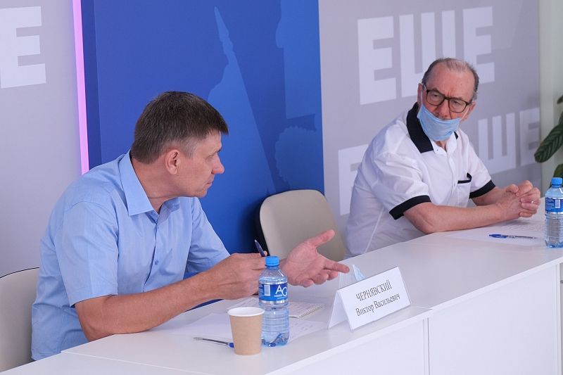 Участники Круглого стола Виктор Чернявский и Виктор Захарченко.