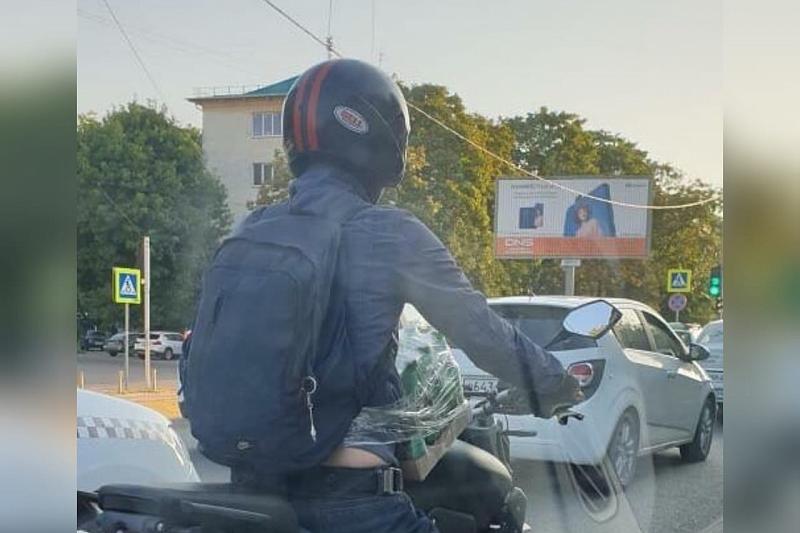 В Краснодаре мотоциклист с приклеенным скотчем к животу ящиком с пивом покорил пользователей соцсети