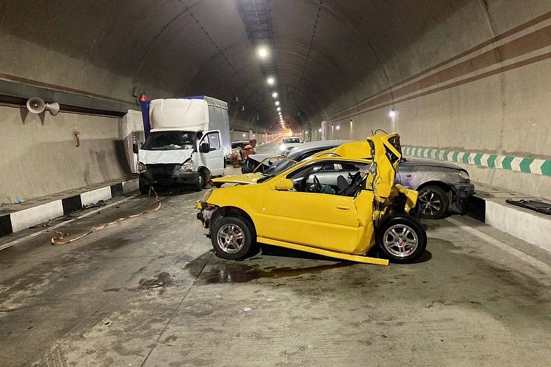 Из-за ДТП с участием трех авто в тоннеле под Сочи перекрыли движение  