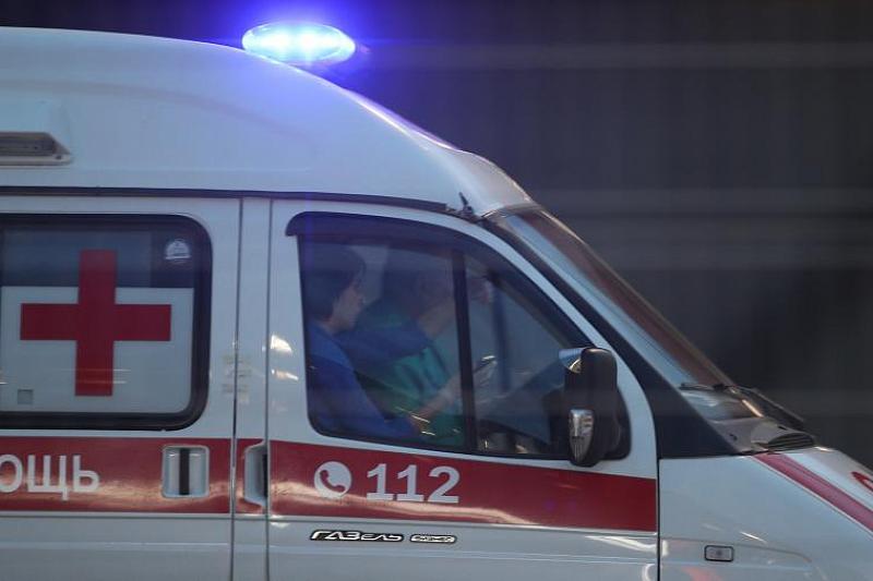 В Краснодаре на остановке мужчина ударился о борт трамвая и получил травмы