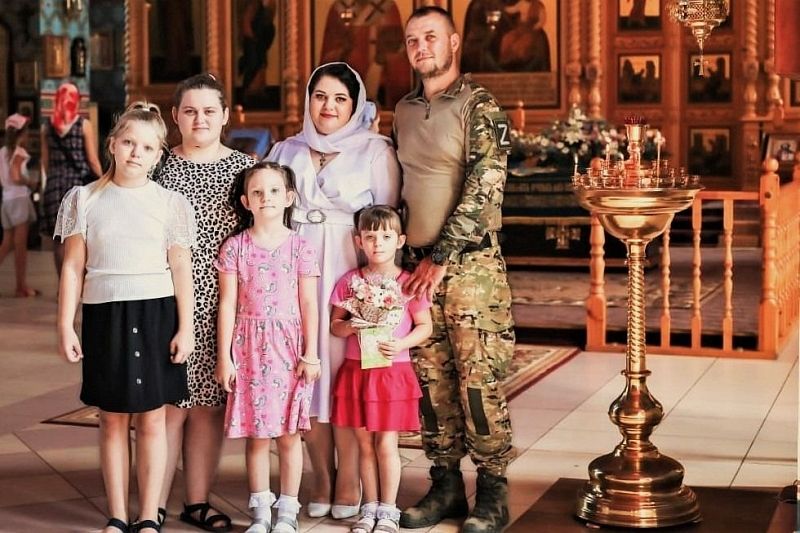 Супруги Кристина и Егор Черношовы воспитывают четверых дочек.