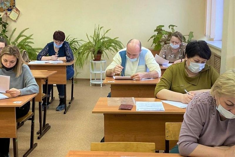 ЕГЭ для мам и пап: в Краснодарском крае экзамен сдают более 2 тысяч родителей выпускников