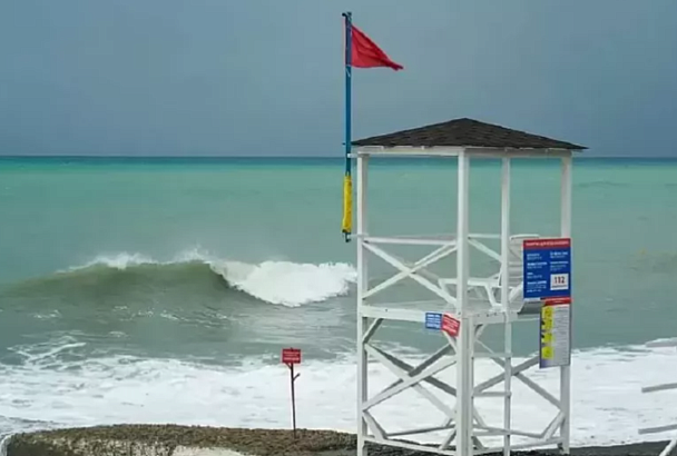 Купаться запрещено: в Сочи из-за непогоды закрыли часть пляжей