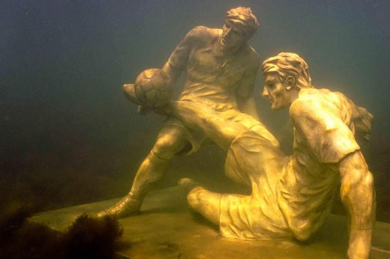 В Краснодарском крае на дно Черного моря погрузили скульптуры Павла Мамаева и Александра Кокорина