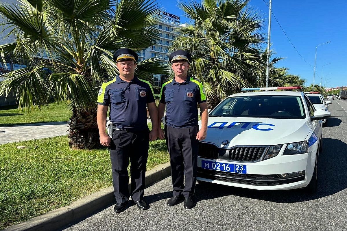 Полицейские доставили в больницу истекающего кровью мужчину в Сочи