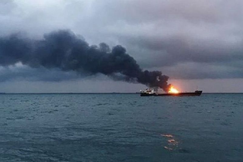  Десять человек погибли при пожаре на судах в Керченском проливе