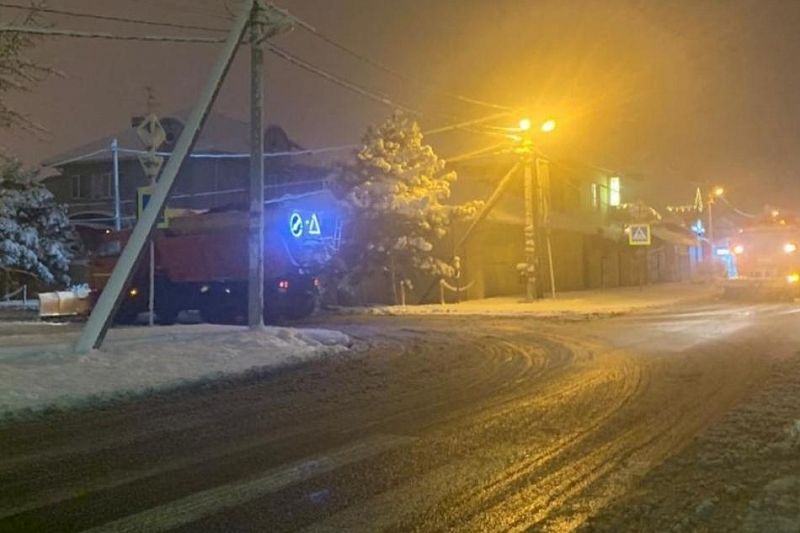Ночью на дорогах Краснодара работали 27 снегоуборочных машин