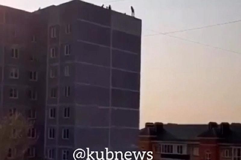В Краснодарском крае полицейские отговорили 16-летнюю девочку от прыжка с многоэтажки