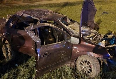Лишенный водительских прав кубанец погиб, врезавшись на легковушке в забор при въезде в Майкоп