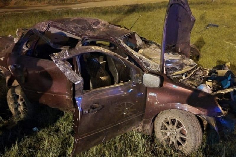 Лишенный водительских прав кубанец погиб, врезавшись на легковушке в забор при въезде в Майкоп