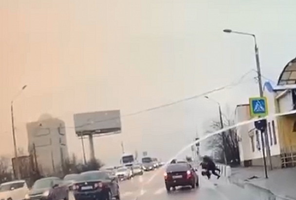Иномарка сбила сотрудника ДПС на пешеходном переходе в Краснодаре