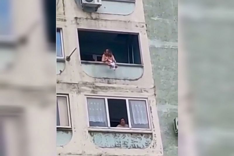 Даже смотреть страшно: на Кубани женщина свесила младенца за ногу и руку с балкона 7-го этажа 