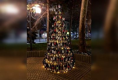 В Новороссийске появилась трехметровая елка из винных бутылок 