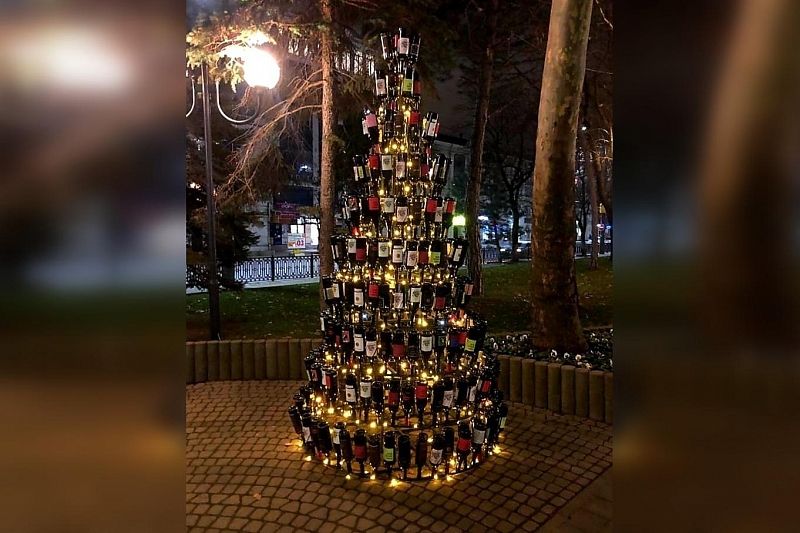 В Новороссийске появилась трехметровая елка из винных бутылок 