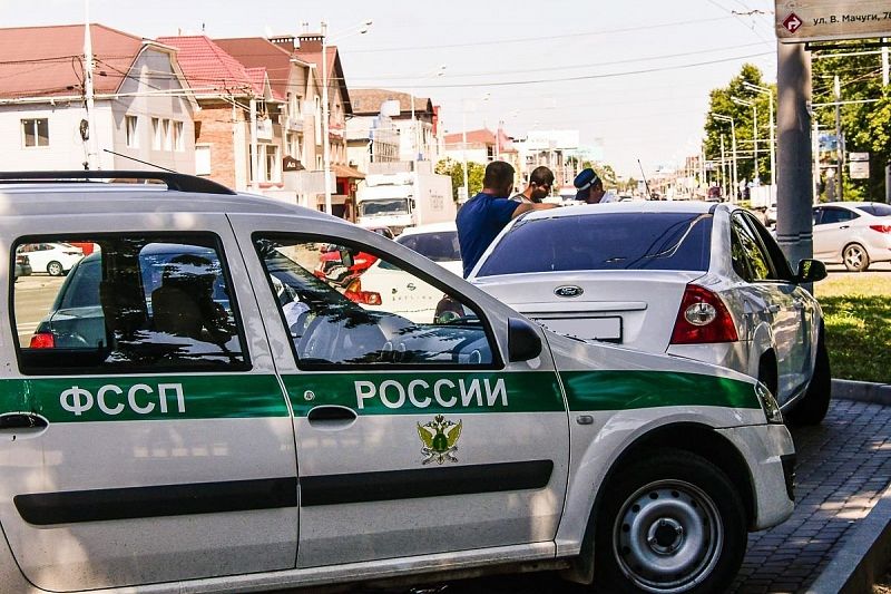 В Сочи приставы арестовали два автомобиля должников