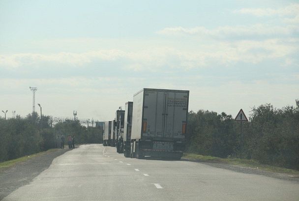 Около 700 грузовиков ожидают в Темрюкском районе переправы через Керченский пролив