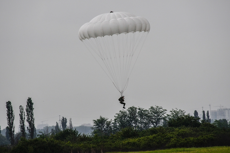 В Краснодарском спортивном парашютном авиаклубе «Южное небо» считают, что ребята отлично справились с заданием.