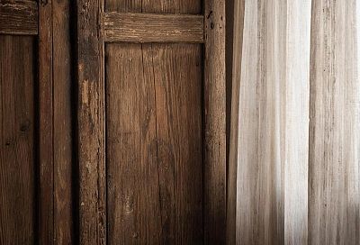 Как вернуть первоначальный вид потемневшей древесине в доме без шлифовки: два простых метода с подручными средствами