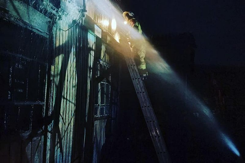 Сотрудники МЧС потушили пожар в жилом доме