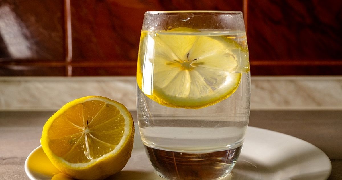 Вода с лимоном плюсы. Вода плюс лимон+огурчик. Сода плюс лимон. Вода с лимоном плюсы и минусы.