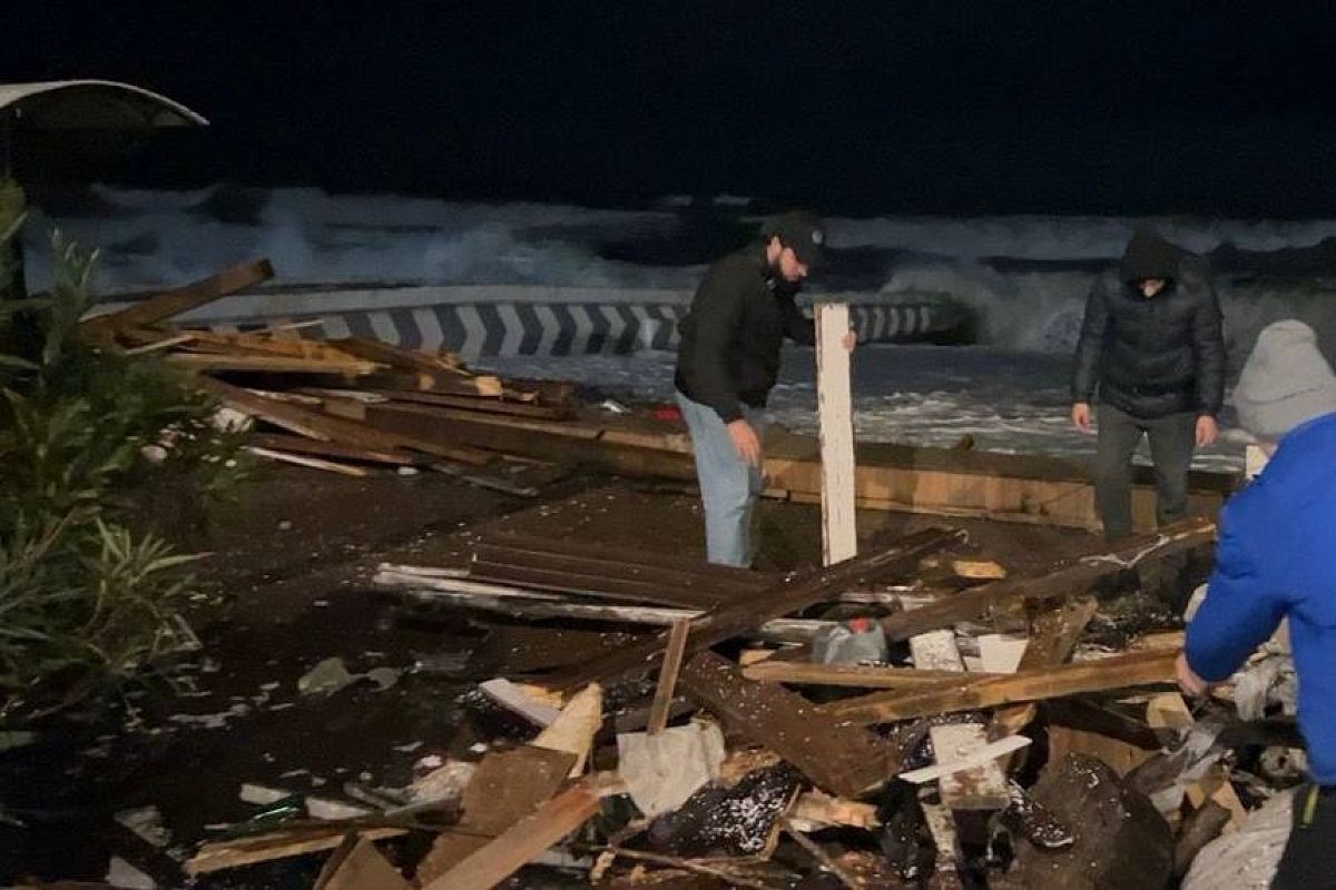 «Дождь стих, но море еще неспокойно». В Сочи 28 ноября приступят к массовой уборке пляжей после шторма