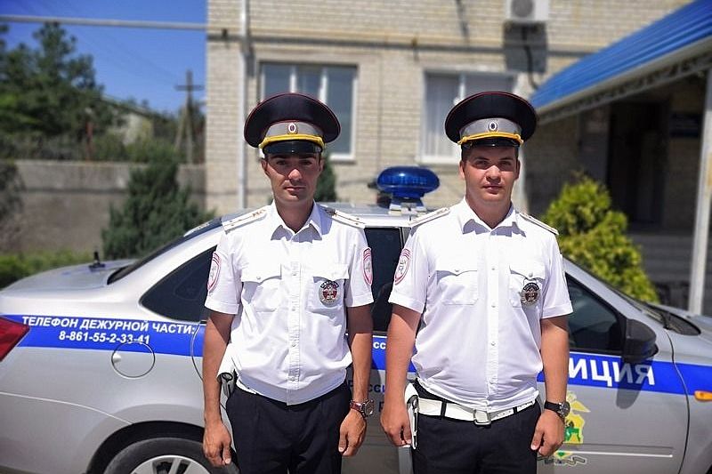 В Краснодарском крае полицейские помогли экстренно доставить в больницу годовалого мальчика с ожогом ноги