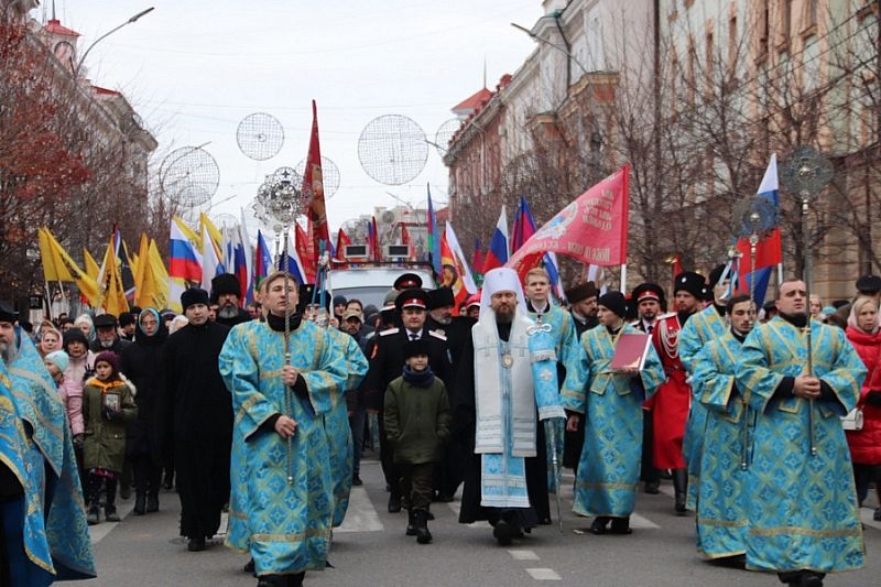 В Краснодаре провели крестный ход в поддержку участников специальной военной операции
