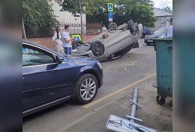 В центре Краснодара Lada Granta опрокинулась на крышу после столкновения с Volkswagen