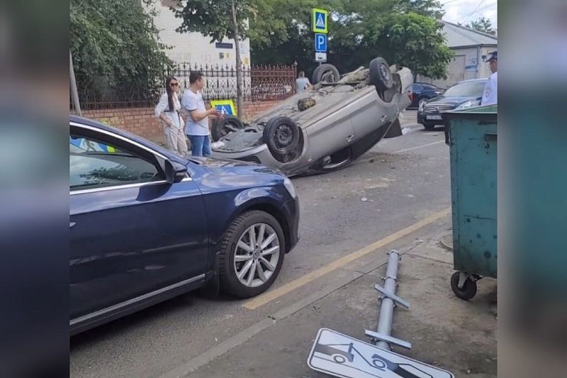 В центре Краснодара Lada Granta опрокинулась на крышу после столкновения с Volkswagen