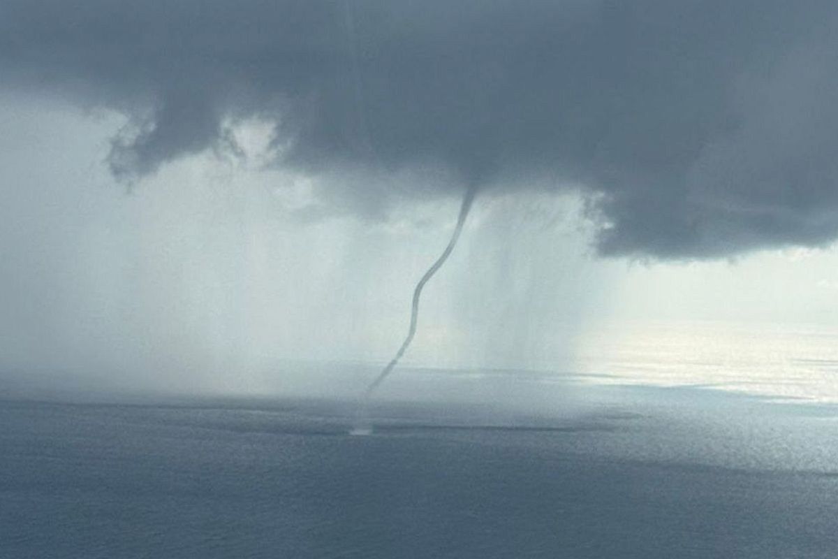 Смерчи образовались над Черным морем у берегов Сочи и Туапсе: они попали на видео