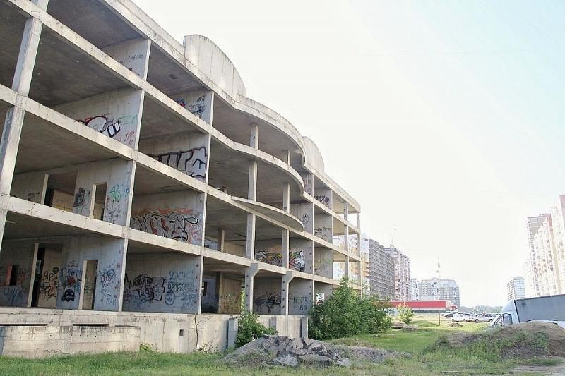Заброшенное здание на проспекте Знаменского в Краснодаре станет современной поликлиникой