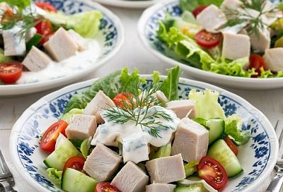 «Царь горы» потеснит Оливье. Обалденный слоеный салат с курицей, картофелем и капустой на новогодний стол - сметут до боя курантов