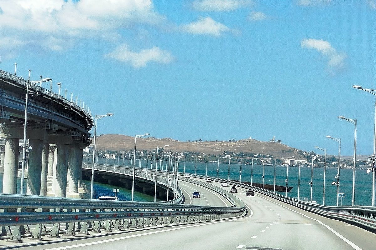 Крымский мост открыли для проезда автомобилей