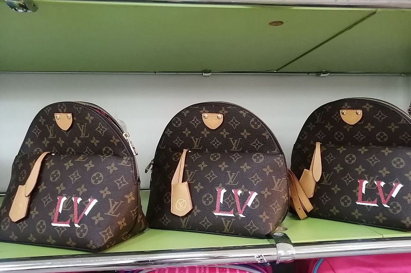 Adidas, Nike, Louis Vuitton: в Краснодаре таможенники нашли в магазине контрафактный товар на 500 тыс. рублей