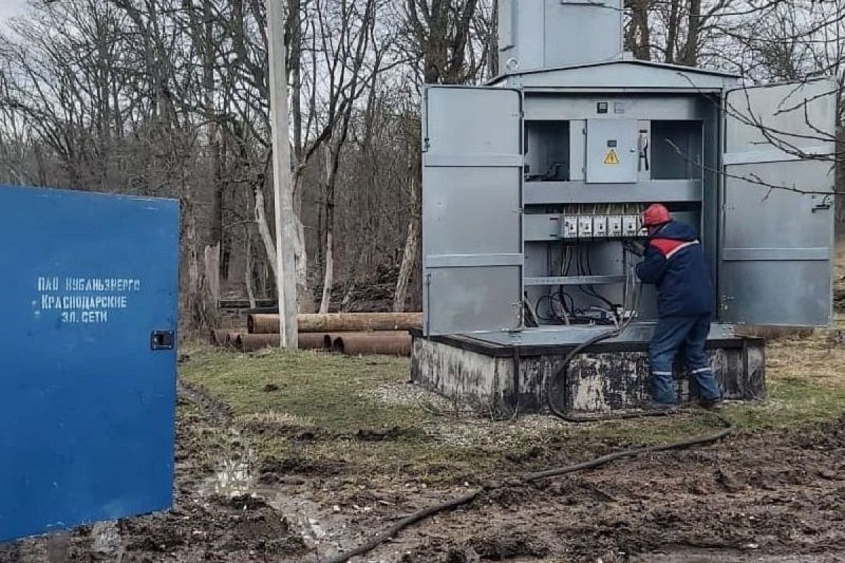 В Краснодарском крае 100 домов остались без света из-за непогоды