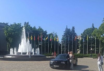 Житель Твери заплатит штраф за фотосессию с машиной на площади у ЗСК в Краснодаре