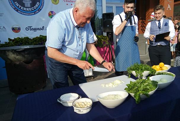 Мэр Анапы приготовил самую большую в мире порцию мидий