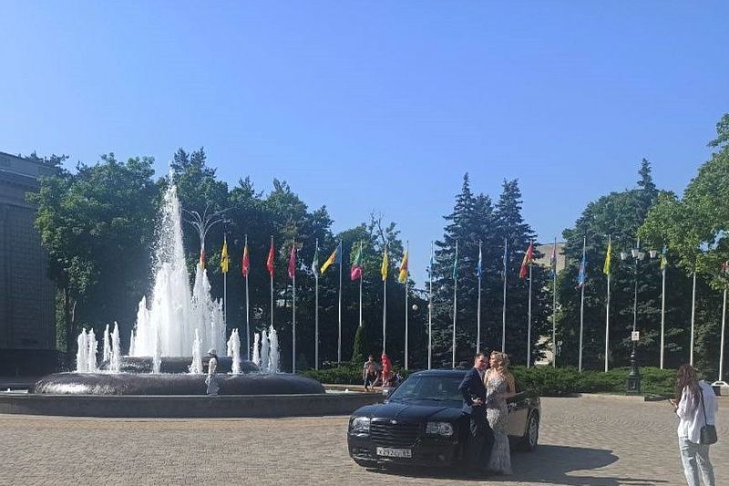 Житель Твери заплатит штраф за фотосессию с машиной на площади у ЗСК в Краснодаре