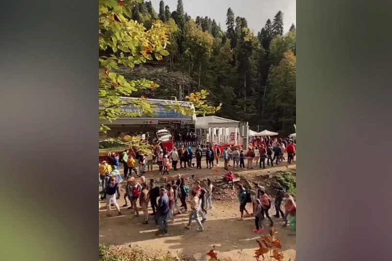 Видео огромной очереди из туристов в Сочи во время пандемии появилось в Сети