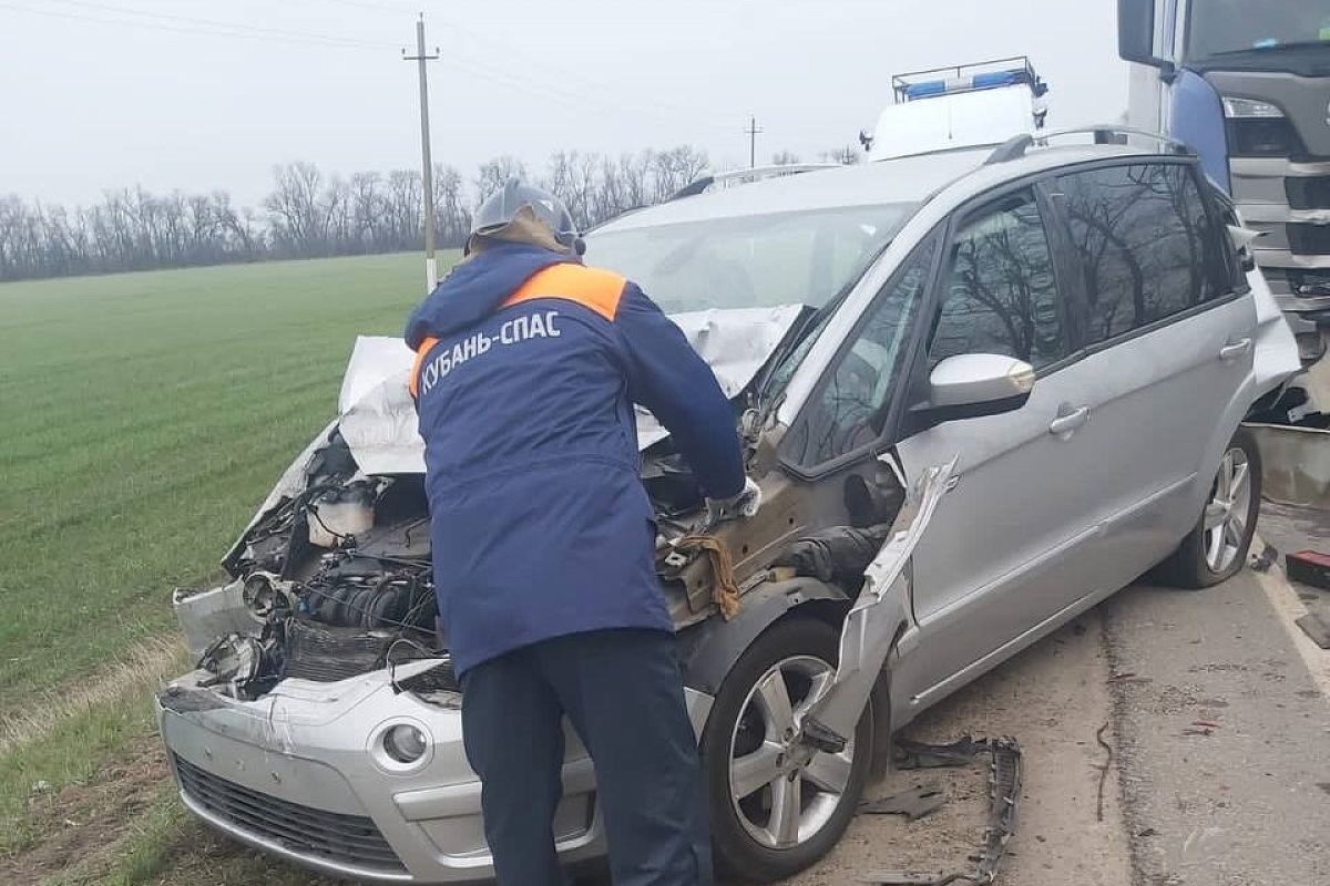 На Кубани фура устроила массовое ДТП с шестью автомобилями. Есть пострадавшие