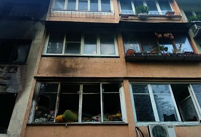В Сочи спасатели эвакуировали из задымленной из-за пожара квартиры двухлетнего ребенка и его родителей