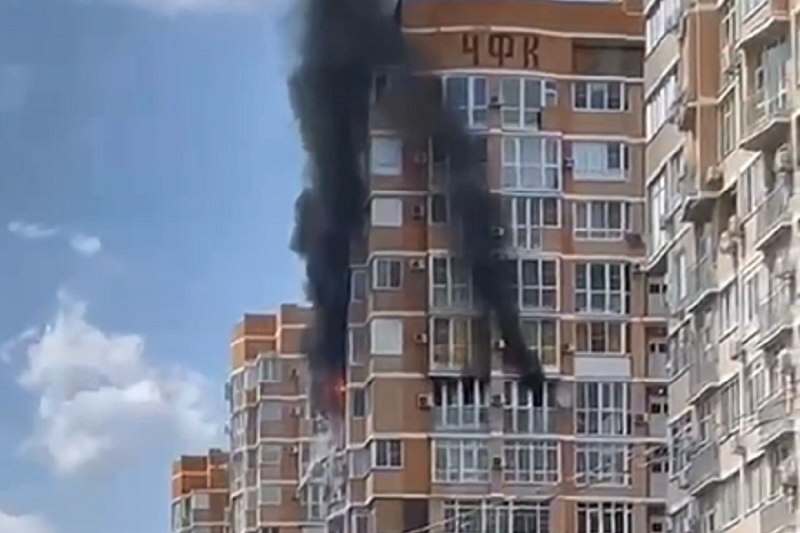 В Краснодаре эвакуировали жильцов высотки из-за пожара на 10 этаже