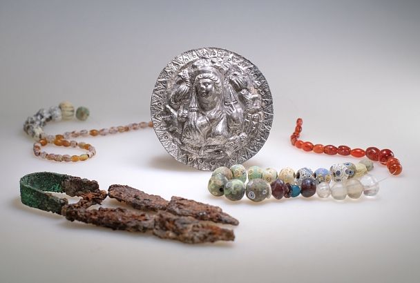 Медальон жрицы богини Афродиты передали в музей-заповедник «Фанагория»