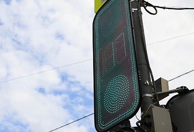 Первый светофор с контурной подсветкой установили в Краснодаре в рамках эксперимента