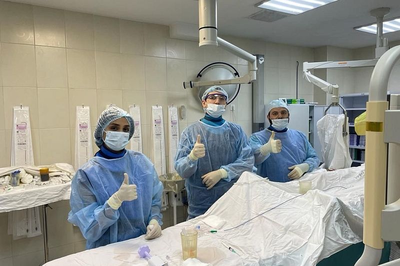 В Новороссийске хирурги впервые прооперировали пациенту с инсультом внутреннюю сонную артерию без единого разреза